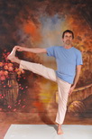 Hasta Padangusthasana-Kéz Lábujj Tartás